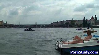 Jezdím na vodním skútru nahá na veřejnosti