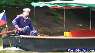 Jezdím na vodním skútru nahá na veřejnosti