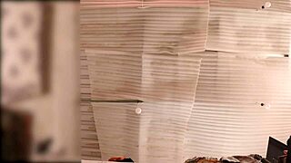 wow no panties sirvienta culona se pone a doblar ropa mientras es espiada en tiempo real