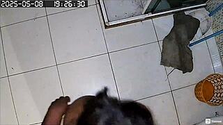 Camera escondida grava vizinha gostosa e gordinha se depilando sua grande buceta