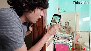 Хей, късметлията хваща заварена мама в банята за забавление