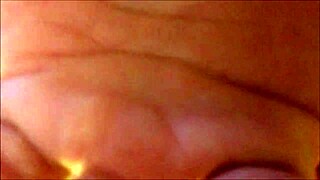 În vacanță, ea se futute în doggystyle îmbrăcată în satin.