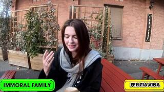 Felicia Vinas uživa kremasti kolač