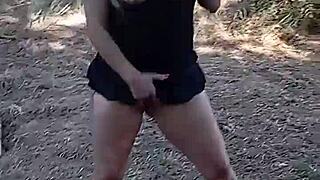 Meryledyxxx se masturbuje veřejně, stříká venku