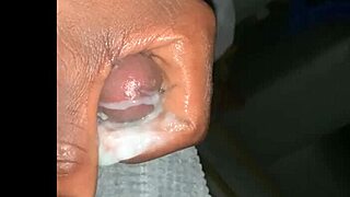 Watch mature woman masturbate solo