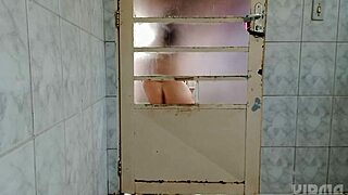 i'm fascinatin behind the door twerkin in crossdressin