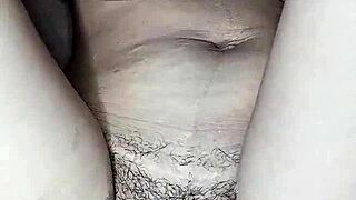 joven caliente co�o peludo se masturba cabalgando a escondidas hasta correrse en creamy