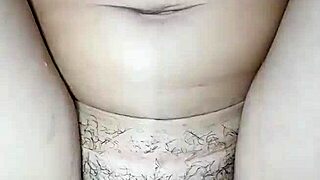 joven caliente co�o peludo se masturba cabalgando a escondidas hasta correrse en creamy