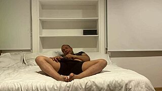 DISCAPACITADO CON GANAS Y JOVEN LINDO LO PILLA Y LE PRESTA EL CULO PARA QUE SE LO ROMPA