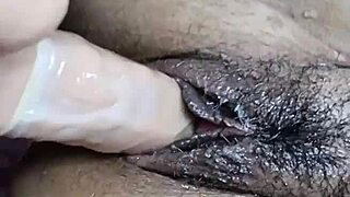 joven caliente co�o peludo se masturba cabalgando a escondidas hasta correrse en creamy