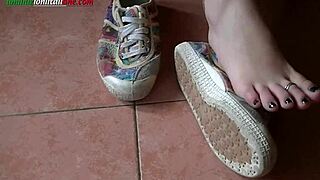 Ui024 - aku mau mereka jadi bola kamu - footjob pisang