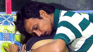 любительская индийская пара отрывается на кухне жена в догги скачет и сквиртит от кремпая