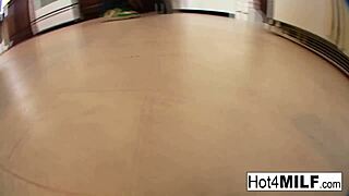 แม่บ้าน Mellanie ได้เย็ดอินเตอร์เรเชียลแบบฮาร์ดคอร์ เยี่ยม!