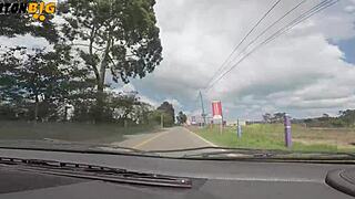 follandome a una chica pequeña y sexy en un carro en movimiento