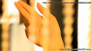 Ela diz: Assista à MILF indiana de Bollywood dançando nua