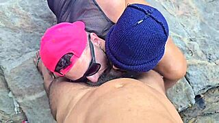 Afrikansk bodybuilder knepper to på stranden