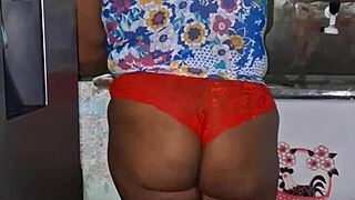 crente safada na cozinha com big tits 😜