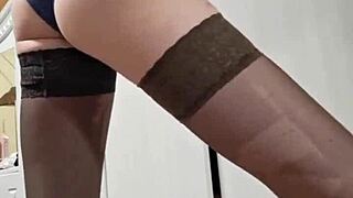 Teen 18+ Elza Kom dává deepthroat nožní tření v BDSM dominanci se straponem