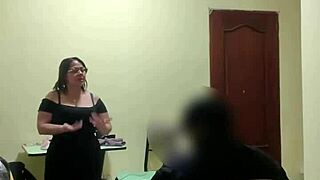 Me cojo a la sirvienta puta en la cama con leggings y lingerie. Ella grita mientras la lleno de creampie 🔥🍑