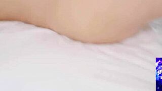 duble belele când milfa asiatică sugar gestionează două puli negre mari