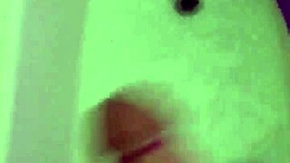 she records herself masturbating and sends the video to her curvy aunt