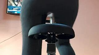 Amateur Gym Lover In Leggings Pees Pants During Solo Workout Fetish Session