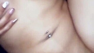 Lo zorra de la vecina esta muy mojada y no trae ropa interior 😏