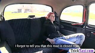 Rufă roșcată futută de șoferul cu pula mare în bancheta din spate