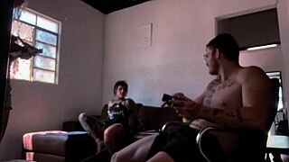 Bastidores fun: chupando o Carmona while playing video game, big ass and blowjob action! 🎮🍑