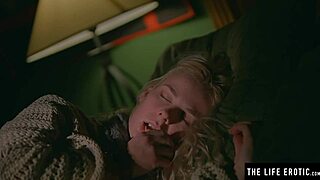 Blond mała laska w skarpetkach palcuje ciasną mokrą cipkę do orgazmu