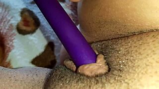 Szőrös puncim csepeg-e duzzadt klitivel remegve vibrátoros orgasmustól?