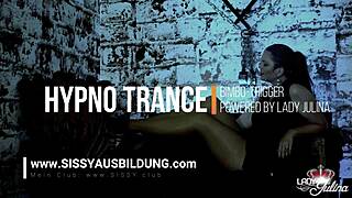 Chatting about sissy bimbo hypnosis triggers in German trance sessions