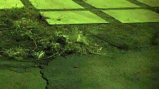 Garota 18+ experimenta bondage elétrico na primeira dominação extrema