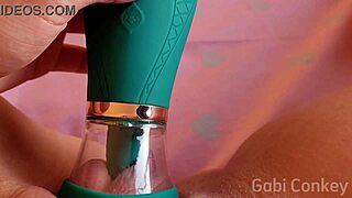 Intenso orgasmo testando meu novo vibrador que chupa gostoso