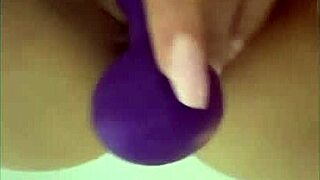 A Rossmexicana le encanta meterse su dildo en el culo rica mexicana caliente