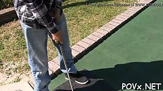 Cette coquine vit que pour grosses bites et baise folle ? Elle avale monstre queue en pipe POV rude et hardcore sur petits seins 18+