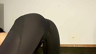 I tease my ass in yoga pants during solo rope bondage until squirting