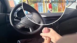 Delam punjeto v avtu in iščem info s trdim kurcem zunaj.