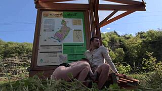 il me baise comme une salope sur le bord de la route avec une fellation intense et éjaculation faciale