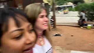 Passeando com garotas brasileiras com coleiras no centro de Sao Paulo. Mulheres em exibicionismo na rua gostosas de coleira interracial 😈