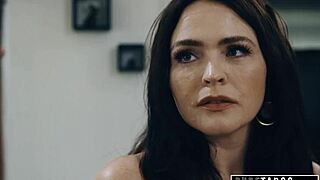 Taboo üvey anne genç 18+ yi üvey amcayla facesitting am yalamada yakalayıp taboo üçlüye katılıyor