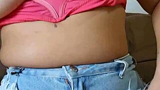 quero esfregar meus pés descalços no seu pau até você gozar