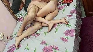 novinha super nova e o velho tarado por pepeka peluda no quarto musculoso 😏💦