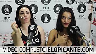 lesbianas bisexuales se besan y juegan con el chupetin. ¿quién diría que un simple caramelo podría encender tanta pasión entre ellas?