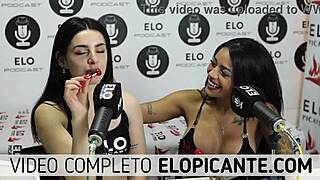 lesbianas bisexuales se besan y juegan con el chupetin. ¿quién diría que un simple caramelo podría encender tanta pasión entre ellas?