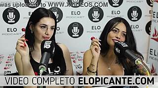 lesbianas bisexuales se besan y juegan con el chupetin. ¿quién diría que un simple caramelo podría encender tanta pasión entre ellas?