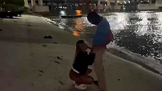 Esposa Dando pro Amigo do Corno na Praia com Cumshot and Public Flashing!