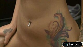 Babe blonde bouclée se tape un plan payant