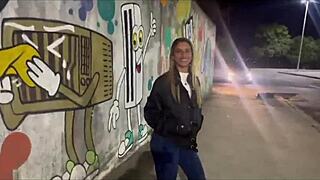 Esposa Dando pro Amigo do Corno na Praia com Cumshot and Public Flashing!