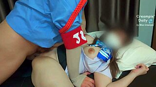 สาวนักศึกษาอยากลองแตกในกับน้ายามหน้าหอพัก